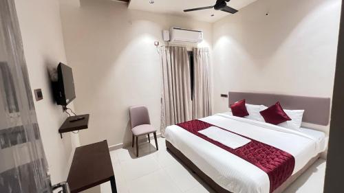 Postel nebo postele na pokoji v ubytování Hotel GMR Pearls