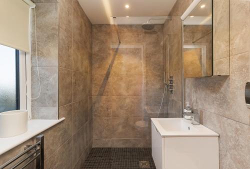 een badkamer met douche, toilet en wastafel bij Sun Rise in Sandown