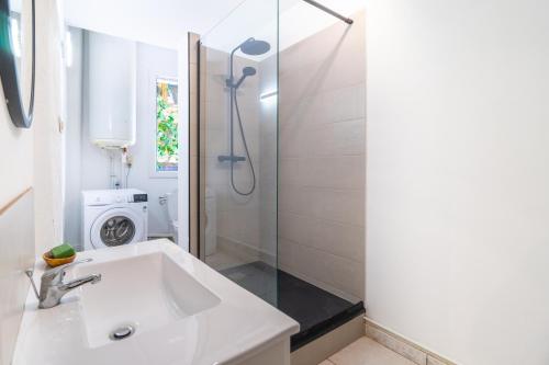 Ένα μπάνιο στο Grand 2 pièces calme au coeur de Cotignac