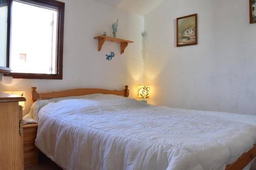 - un lit blanc dans une chambre avec fenêtre dans l'établissement Maison 3 pièces - Gruissan Ayguades AY060-B131, à Vires