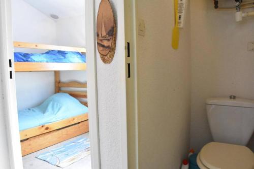 La salle de bains est pourvue de 2 lits superposés et de toilettes. dans l'établissement Maison 3 pièces - Gruissan Ayguades AY060-B131, à Vires