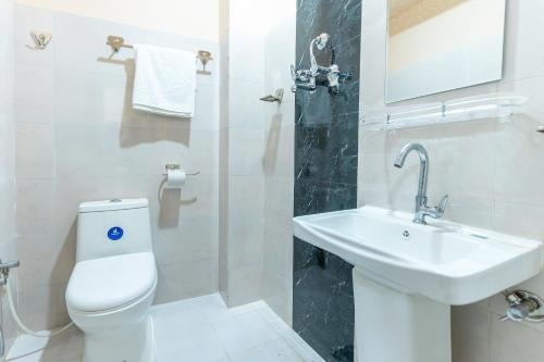 Koupelna v ubytování OYO 826 Hotel Hira Palace