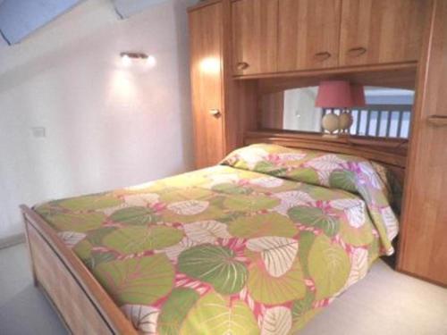 - une chambre avec un lit recouvert de vert et de rose dans l'établissement Maison 2 pièces mezzanine - Gruissan Ayguades AY090-025, à Vires
