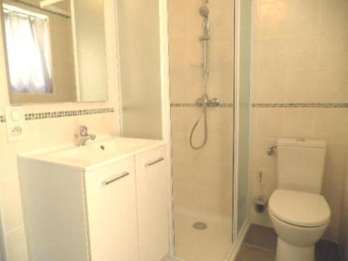 une salle de bain avec une douche, des toilettes et un lavabo dans l'établissement Maison 2 pièces mezzanine - Gruissan Ayguades AY090-025, à Vires