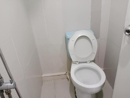 ボラカイにあるPearls Z Apartelleの個室に白いトイレがあるバスルーム