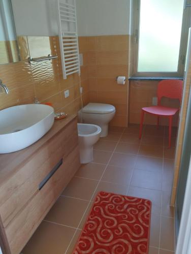 a bathroom with a sink and a toilet at Elementi FUOCO in Magliolo