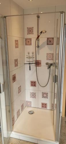 a shower with a glass door in a bathroom at Sehr schöne, große und zentral gelegene Wohnung in Ahlen