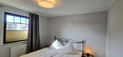 Postel nebo postele na pokoji v ubytování Urlaubstraeume-Am-Meer-Wohnung-3-9