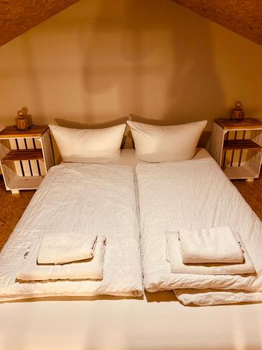 Katil atau katil-katil dalam bilik di Family Apartments Abuja