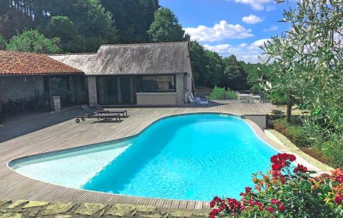 une grande piscine bleue à côté d'une maison dans l'établissement Hameau Privatif de Charme 30 PERS, à Saint-Rémy
