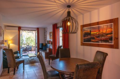 Χώρος καθιστικού στο Superbe T3 classé 5 étoiles, quartier des peintres, calme, patio privé, clim, wifi et parking privé