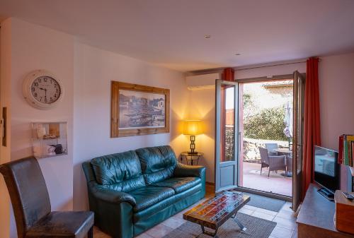 Χώρος καθιστικού στο Superbe T3 classé 5 étoiles, quartier des peintres, calme, patio privé, clim, wifi et parking privé