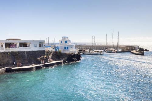 vista di una cassa d'acqua con dentro imbarcazioni di Apartamento La Arena Rosa a Candelaria