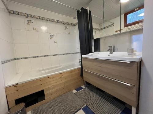 ein Badezimmer mit Badewanne und Waschbecken in der Unterkunft Maison au calme au pied du parc Saint Pierre, proche cathédrale, hortillonnages et gare in Amiens