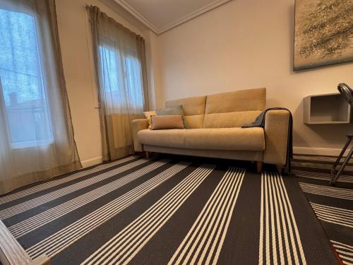 Posezení v ubytování C12A01 Coqueto apartamento con piscina y garaje