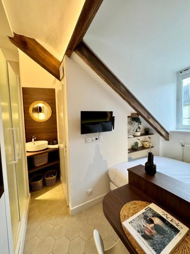 - une chambre avec un lit et un lavabo dans l'établissement Le petit Nantais, centre de Rennes, avec vue sur la Cathédrale, à Rennes