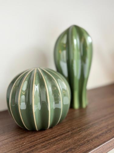 deux vases verts assis sur une table en bois dans l'établissement Le petit Nantais, centre de Rennes, avec vue sur la Cathédrale, à Rennes