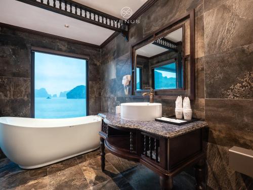 Un baño de Era Halong Cruise