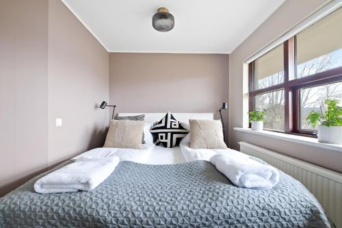Ένα ή περισσότερα κρεβάτια σε δωμάτιο στο Inviting 2BR Haven in the Heart of the Suburbs