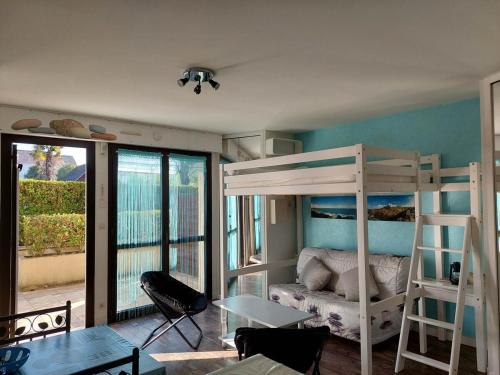 Cette chambre comprend des lits superposés, un canapé et une table. dans l'établissement Ty Charcot, à Bénodet