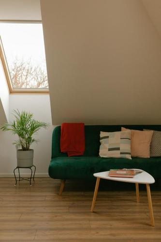 a green couch in a living room with a coffee table at Hatablak Köveskál in Köveskál