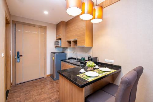 a kitchen with a counter top in a room at Hillside Residence Khaoyai in Mu Si
