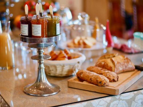 een tafel met een tafel met eten en specerijen bij Hôtel du Château du Rivau in Lémeré
