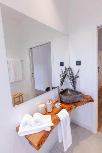 a bathroom with a sink and a mirror at Quinta da Murnalha in Azueira