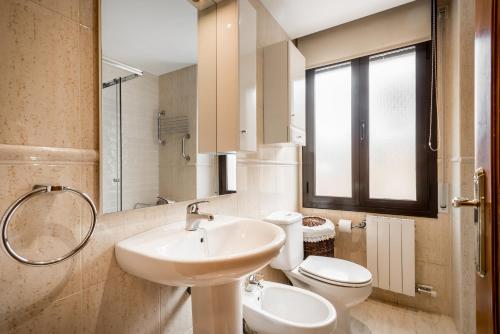 A bathroom at PIRENNE