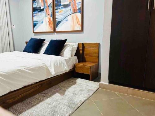 una camera da letto con un letto con cuscini blu di Rome Home a Dodoma