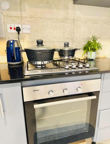 una cucina con due pentole sopra un fornello di Rome Home a Dodoma