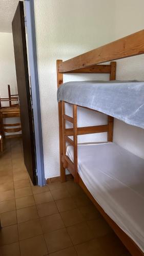 quelques lits superposés dans une chambre dans l'établissement Les Verdisses Studio Cabine, à Agde