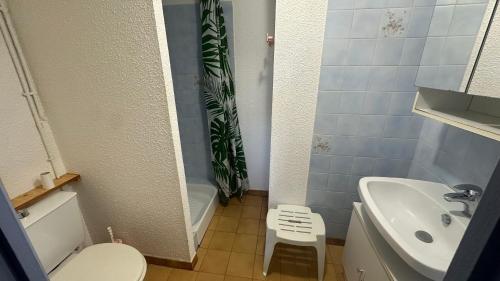 une salle de bain avec toilettes, lavabo et baignoire dans l'établissement Les Verdisses Studio Cabine, à Agde