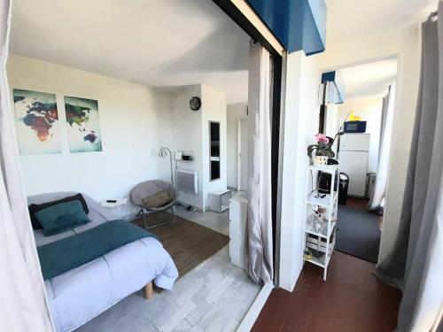 une chambre avec un lit et un salon dans l'établissement Port & Plage - Studio avec Parking, à La Grande Motte