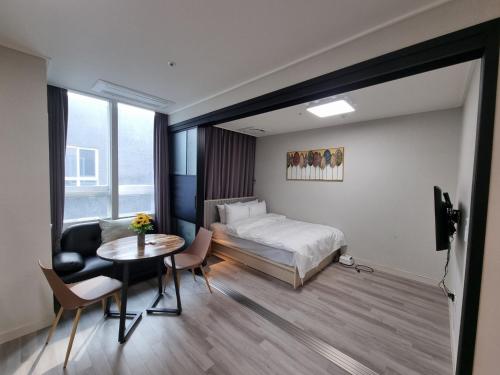 Una cama o camas en una habitación de Yangju Sky Castle