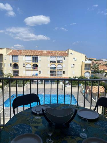 - une table avec un bol sur le balcon dans l'établissement NP170-A261 Appartement 2 pièces mezzanine Narbonne Plage, à Narbonne-Plage
