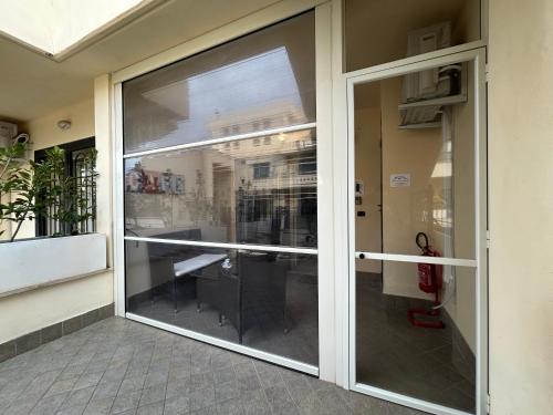 una puerta corredera de cristal de un edificio con escritorio en Alloggio Angelo Bovo 4, en Fiumicino