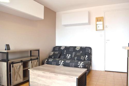un salon avec un canapé et une table dans l'établissement NP170-A240 Appartement 2 pièces Narbonne Plage, à Narbonne-Plage