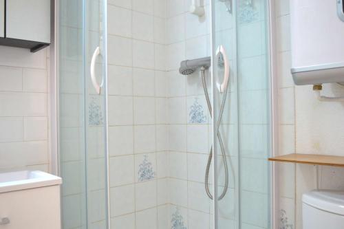 une douche avec pommeau de douche dans une salle de bain dans l'établissement NP170-A240 Appartement 2 pièces Narbonne Plage, à Narbonne-Plage