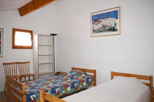 - une chambre avec un lit, une échelle et une étagère dans l'établissement NP180-062 Pavillon 2 pièces mezzanine Narbonne Plage, à Narbonne-Plage