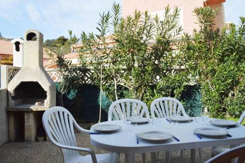 une table bleue avec des chaises et des assiettes dessus dans l'établissement NP180-062 Pavillon 2 pièces mezzanine Narbonne Plage, à Narbonne-Plage