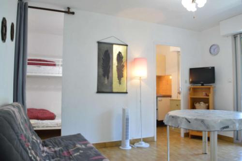 un salon avec un canapé et une table dans une pièce dans l'établissement NP200-312 Appartement 2 pièces cabine Narbonne Plage, à Narbonne-Plage