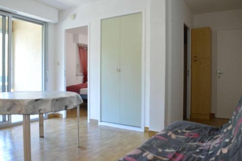 un salon avec un canapé et une table dans l'établissement NP200-312 Appartement 2 pièces cabine Narbonne Plage, à Narbonne-Plage