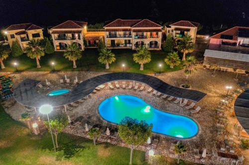 Perdika Resort في بيرديكا: منظر جوي لمنتجع في الليل