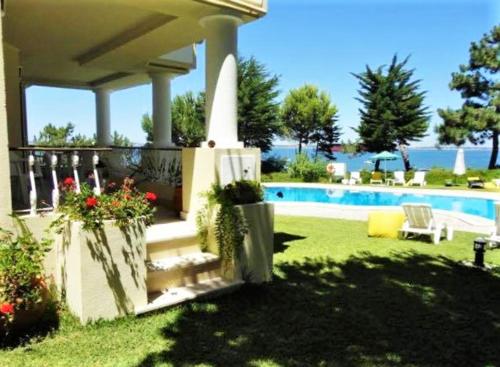 a house with a garden and a swimming pool at Troia Apartments in Troia