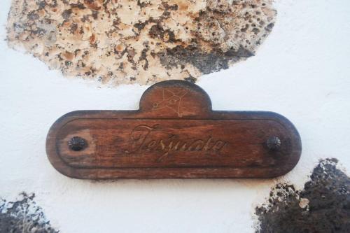 a wooden heart with the word jamaica on it at Rural Rugama in Puerto del Rosario