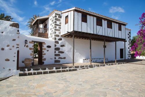 a white building with a balcony on the side at Rural Rugama in Puerto del Rosario