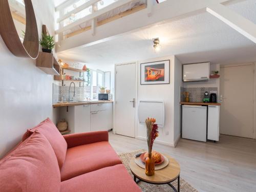 un salon avec un canapé rouge et une table dans l'établissement BnGo I L'Élégant I Duplex Croix-Rousse vue sur Fourvière, 2 personnes, Cosy et moderne, à Lyon