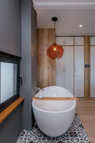 Ένα μπάνιο στο Sea Pod Luxury Container House