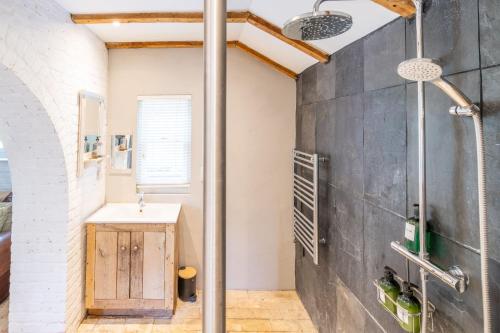 un baño con lavabo y ducha en Belchamp Hall Mill, en Belchamp Otten